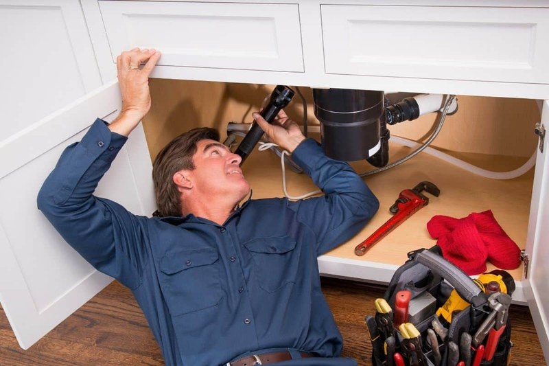 24-hour emergency plumber in Hempstead, NY responding to a service call